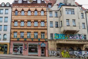 a building with graffiti on the side of it at Enjoy your stay with DKN apartments - Mon-Sun - Late night check-in - Multilanguage - Near Railway station - Witamy serdecznie in Halle an der Saale