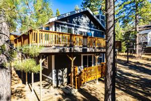 una casa con un ampio ponte nel bosco di Houz of Ozzi a Big Bear Lake