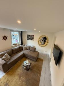 TV a/nebo společenská místnost v ubytování Residence -6 rooms- Sankt Pauli, Harbour and Schanze