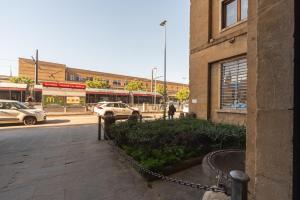 eine Straße mit Autos auf einer Straße mit einem Gebäude in der Unterkunft Giada 103 - Central Florence Apartment by the train station in Florenz