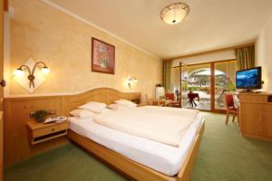 Un pat sau paturi într-o cameră la Hotel Schatten