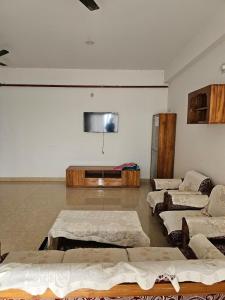 TV a/nebo společenská místnost v ubytování Modern Living in Utkal
