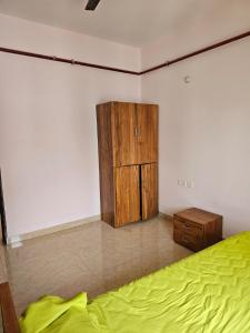 Postel nebo postele na pokoji v ubytování Modern Living in Utkal