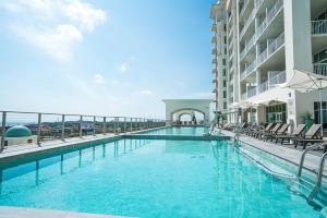 La pileta dentro o cerca de Great views and tons of amenities