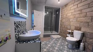 Ένα μπάνιο στο Sunny Hill Cottage Milford with fabulous views near Belper Duffield +62 φωτογραφίες