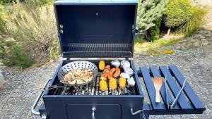 a grill with a bowl of food and a bowl of vegetables at Haus am Schaalsee in Zarrentin