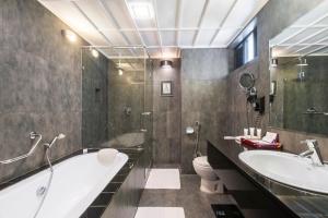 un bagno con vasca, WC e lavandino di Cinnamon Citadel Kandy a Kandy