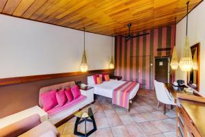 una stanza con un letto, un divano e un tavolo di Cinnamon Citadel Kandy a Kandy Altre 38 foto