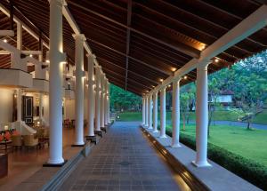 Vista externa de um edifício com colunas e luzes. em Cinnamon Lodge Habarana em Sigiriya
