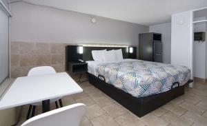 Katil atau katil-katil dalam bilik di Studio 6 Mesquite, TX Town East +19 gambar