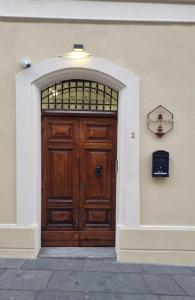 a wooden door with an arched entrance to a building at B&B Piazza d'Armi Lamezia Terme - 3 sorrisi in Lamezia Terme