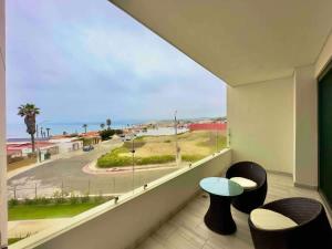 a room with a balcony with a view of the ocean at Rosarito Misión Viejo Sur in La Bloquera