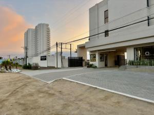 an empty parking lot in front of a building at Rosarito Misión Viejo Sur in La Bloquera