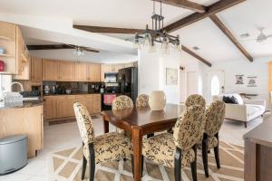 Una cocina y un comedor con mesa y sillas de madera. en Private Pool Home near 5th Ave Old Naples and Beach, en Naples