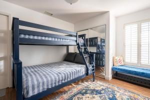 1 dormitorio con 2 literas y alfombra en Private Pool Home near 5th Ave Old Naples and Beach, en Naples 39 fotos más