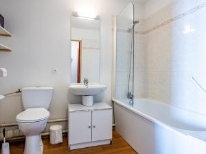 a bathroom with a toilet and a sink and a tub at Appartement lumineux 6 pers aux pieds des pistes, Saint-François-Longchamp - FR-1-807-30 in Saint-François-Longchamp +8 photos