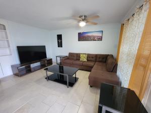 ein Wohnzimmer mit Couch und Flachbildfernseher in der Unterkunft Secret Cajun Retreat Peaceful Corner Stay - HAR 2 in Iowa