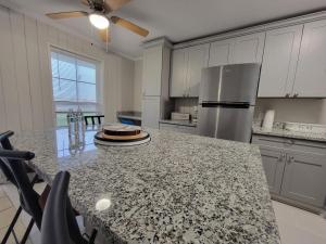 eine Küche mit Arbeitsplatte und Kühlschrank in der Unterkunft Secret Cajun Retreat Peaceful Corner Stay - HAR 2 in Iowa + 2 Fotos