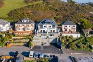 ウーラクームにあるSeasalt - Beach Front Apartmentの正面に車を停めた大きな家の空中風景