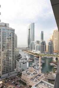 Nespecifikovaný výhled na destinaci Dubaj nebo výhled na město při pohledu z prázdninového domu
