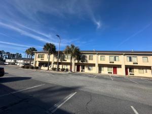 Foto sihtkohas Brunswick asuva majutusasutuse Guest Cottage & Suites By OYO Brunswick-Golden Isles galeriist