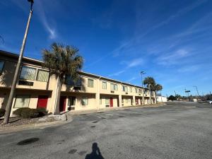 Foto sihtkohas Brunswick asuva majutusasutuse Guest Cottage & Suites By OYO Brunswick-Golden Isles galeriist