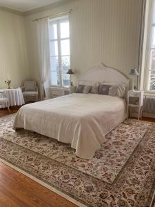 Posteľ alebo postele v izbe v ubytovaní Le Manoir des Rochers