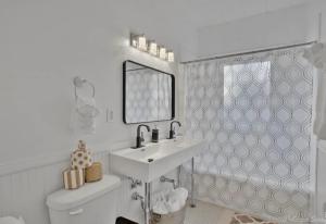 une salle de bain avec un lavabo, des toilettes et un miroir dans l'établissement The Beverly established 1939, à Shreveport 30 autres photos
