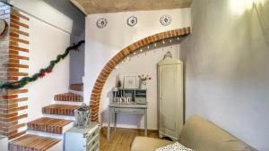 a room with a hallway with a archway and a desk at Casa di Duccio in Montone