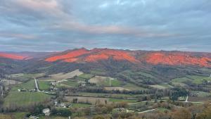 a view of a mountain range with red mountains at Casa di Duccio in Montone +50 photos