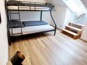 Cette chambre comprend 2 lits superposés et du parquet. dans l'établissement Alp-Juwel - mit Hallenbad und Sauna - direkt an der Skipiste, à Missen-Wilhams 27 autres photos