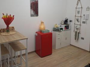 una pequeña cocina con nevera roja y mesa en HOME N & C Noemi & Costa, en Bari 29 fotos más