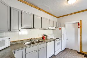 Η κουζίνα ή μικρή κουζίνα στο 1 Mi to Downtown Welcoming Winona Duplex