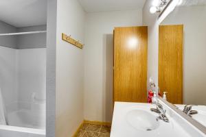 Ένα μπάνιο στο 1 Mi to Downtown Welcoming Winona Duplex +18 φωτογραφίες
