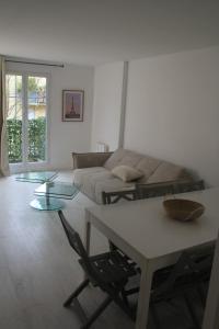 シェシーにあるdisney land apartのソファとテーブルのあるリビングルーム