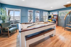 Biliár nebo kulečník v ubytování Lake Access Mtn Views Game Room Hot Tub & More