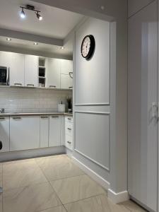 Kuchyňa alebo kuchynka v ubytovaní Airport Apartment Warszawa