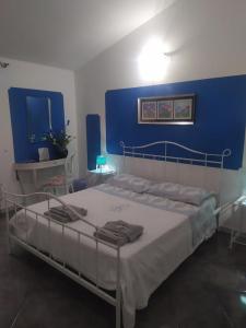 Postel nebo postele na pokoji v ubytování Locazioni Brevi La RosaViola GUEST ROOMS