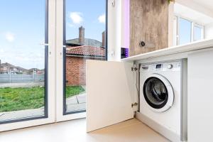 Fotografie z fotogalerie ubytování Glade House-3-Bed Home with Free Parking I Free Wifi I 65-inch TV v destinaci Leicester