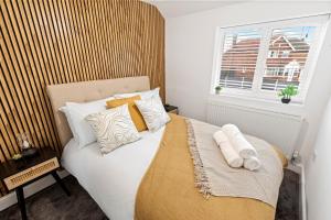 Postel nebo postele na pokoji v ubytování Glade House-3-Bed Home with Free Parking I Free Wifi I 65-inch TV