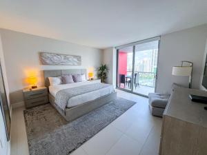 Un dormitorio con una cama y una sala de estar. en Luxury 3 bedroom condo with pool, en Hallandale Beach 26 fotos más