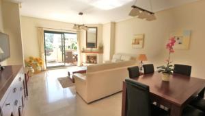 Μια τηλεόραση ή/και κέντρο ψυχαγωγίας στο Two Bedroom Apartment with Pool and Sea Views