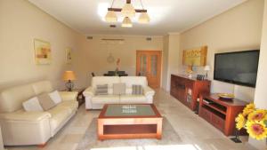 Fotografie z fotogalerie ubytování Two Bedroom Apartment with Pool and Sea Views v destinaci Atamaría