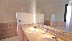 Fotografie z fotogalerie ubytování Two Bedroom Apartment with Pool and Sea Views v destinaci Atamaría