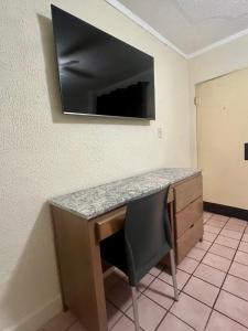 TV a/nebo společenská místnost v ubytování Hotel León