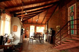 a room with a kitchen and a dining room at Refugio na Serra Catarinense Chale bem equipado in Ponte Alta
