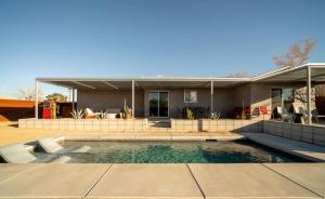 Piscina de la sau aproape de Hidden Valley Cottage - Modern Home in JT Hot Tub