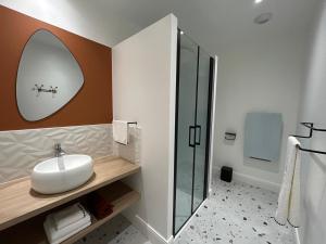 Ένα μπάνιο στο Appart-Hôtel Rouillac