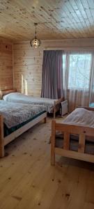 Rúm í herbergi á Eco Chalet Mestia