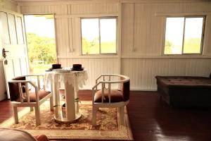 a living room with a table and two chairs at Chalé dos Sonhos e Encantos em Monjolinho in Ponte Alta